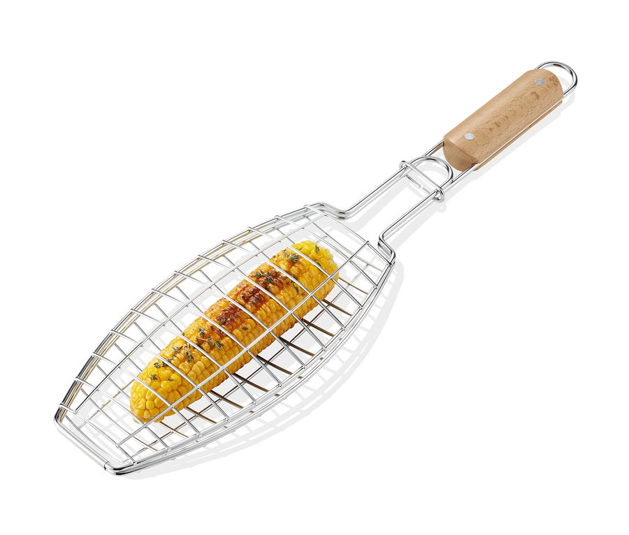 Épis de maïs dans un panier de barbecue pour poisson.