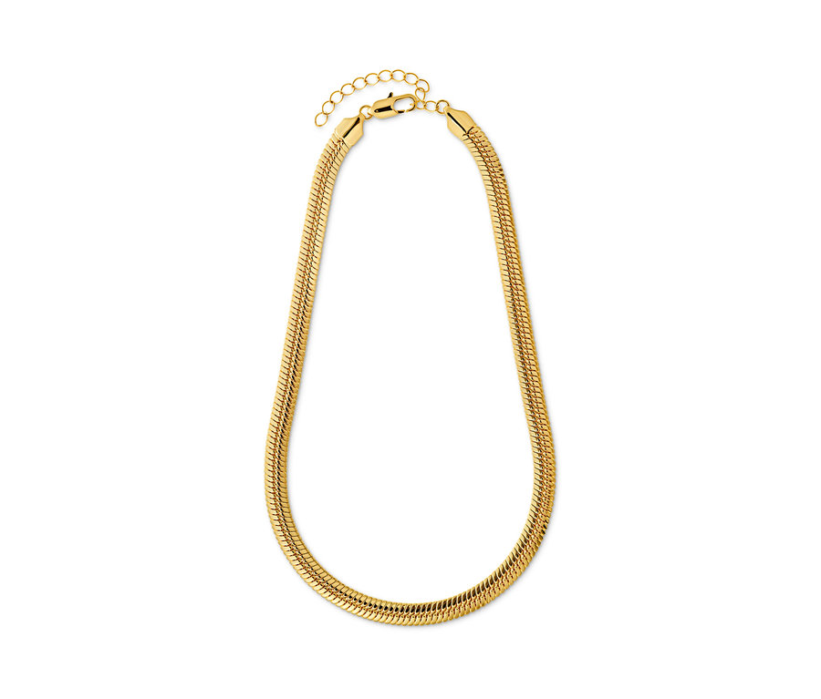 Chaîne serpentine plate dorée sur fond blanc.