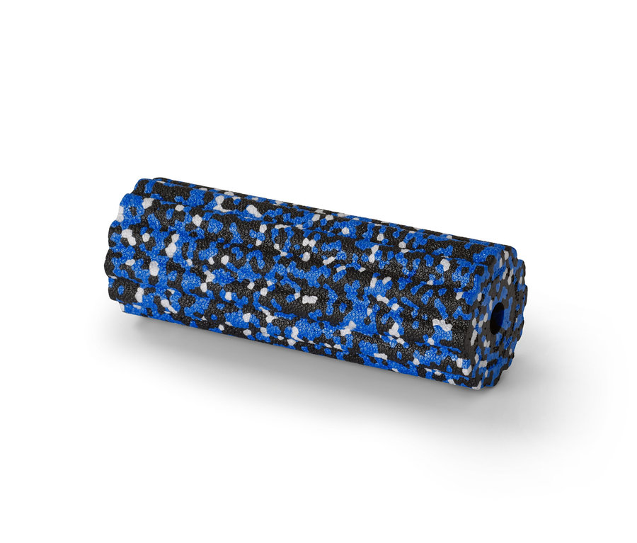 Gros plan d'un mini-rouleau pour fascias bleu, noir et blanc.