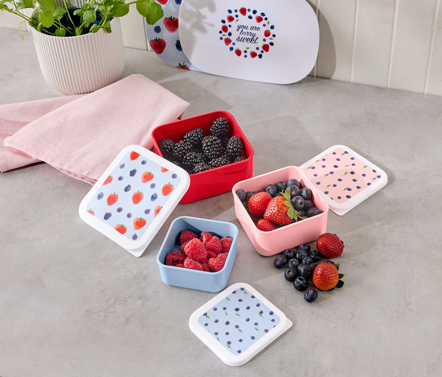 3 boîtes pour en-cas carrées remplies de mûres, framboises, fraises et myrtilles.