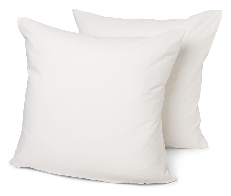 Deux housses de protection blanches pour oreillers de différentes tailles.