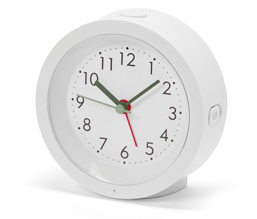 Réveil blanc avec cadran analogique et aiguilles vertes indiquant l'heure.