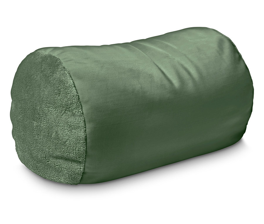 Un coussin cylindrique vert est posé sur un fond blanc.