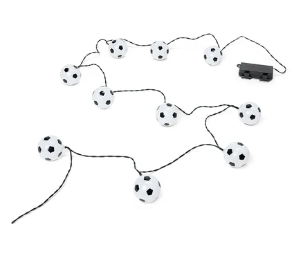 Une guirlande lumineuse avec de petits ballons de football est posée sur un fond blanc.