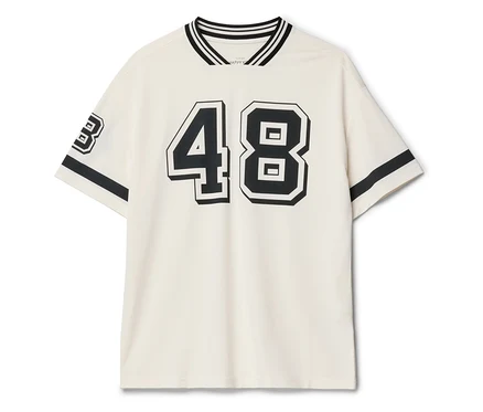 Un t-shirt couleur crème avec le numéro 48 noir sur le devant et le numéro 3 sur la manche.