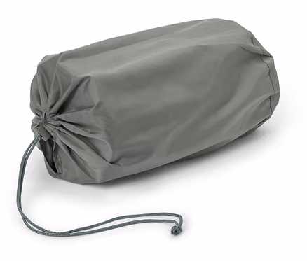 Un sac de rangement vert olive est posé sur une surface blanche.