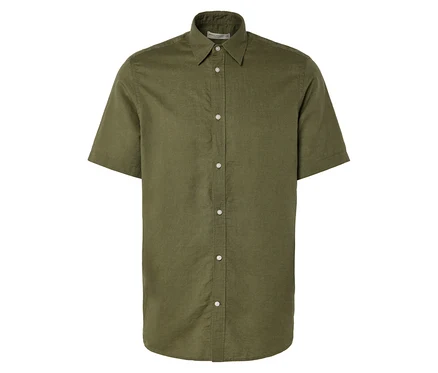 Une chemise kaki à manches courtes boutonnée.