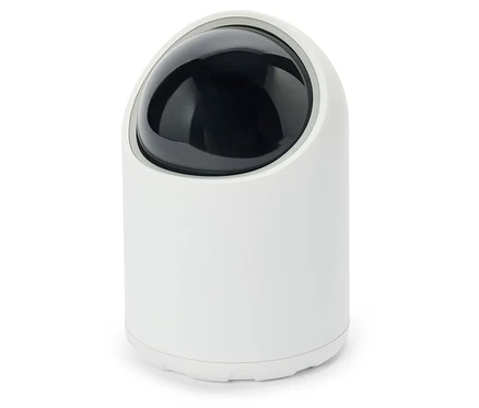 Une caméra de surveillance blanche avec un dôme noir sur fond blanc.