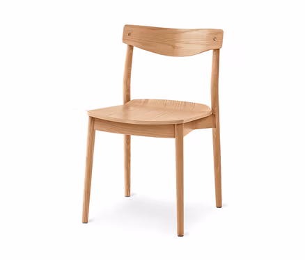 Chaise en bois clair avec un dossier et une assise incurvés, et des pieds fins.