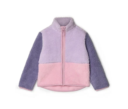 Une veste en polaire violette et rose est zippée.