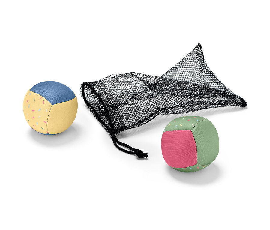 Deux ballons de plage et un filet noir.