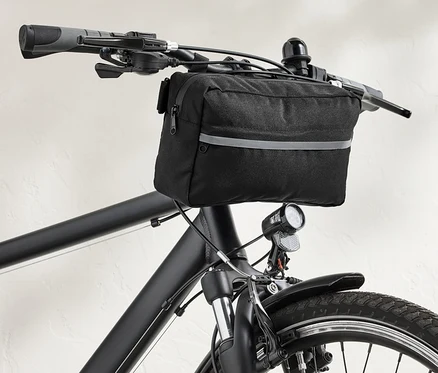 Une sacoche de guidon 2 en 1 noire sur un guidon de vélo noir.