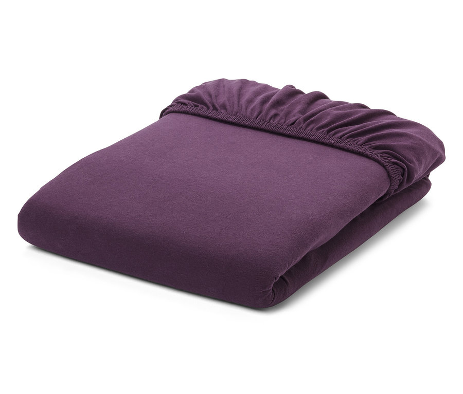 Drap-housse violet plié.
