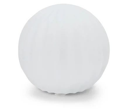 Lampe sphérique blanche sur fond blanc.