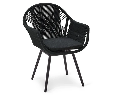 Chaise tressée noire avec coussin foncé et pieds en métal sur fond blanc.