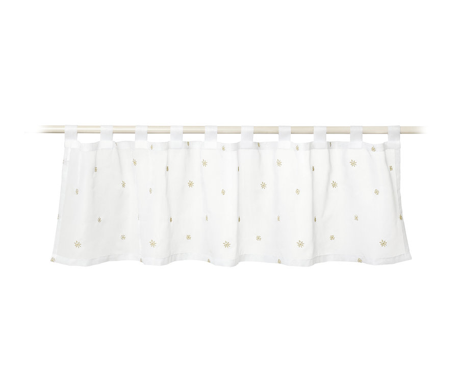 Un brise-bise blanc avec des étoiles dorées suspendu à une tringle blanche.