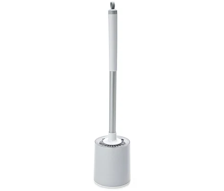 Une brosse de toilette grise avec un manche argenté et un support sur fond blanc.