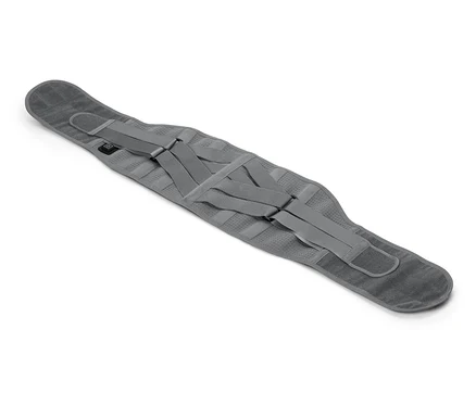 Une ceinture de soutien lombaire grise avec fermeture velcro est disposée en diagonale sur un fond blanc.