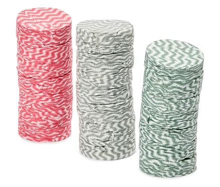 Trois piles de lingettes de nettoyage rondes à motifs en rouge, gris et vert se dressent sur un fond blanc.