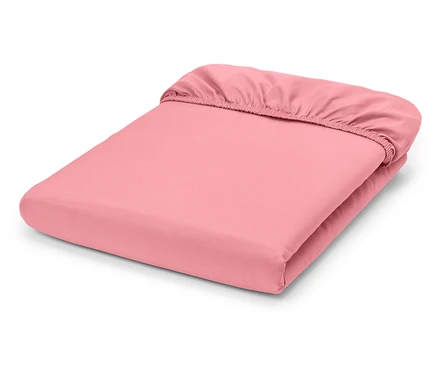 Un drap-housse en jersey rose de grande taille, plié, sur un fond blanc.