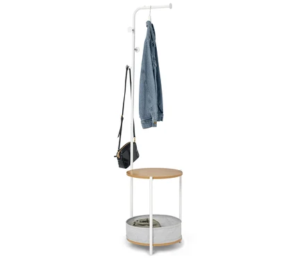 On voit un porte-manteau avec une veste en jean, un sac à main et un panier de rangement.