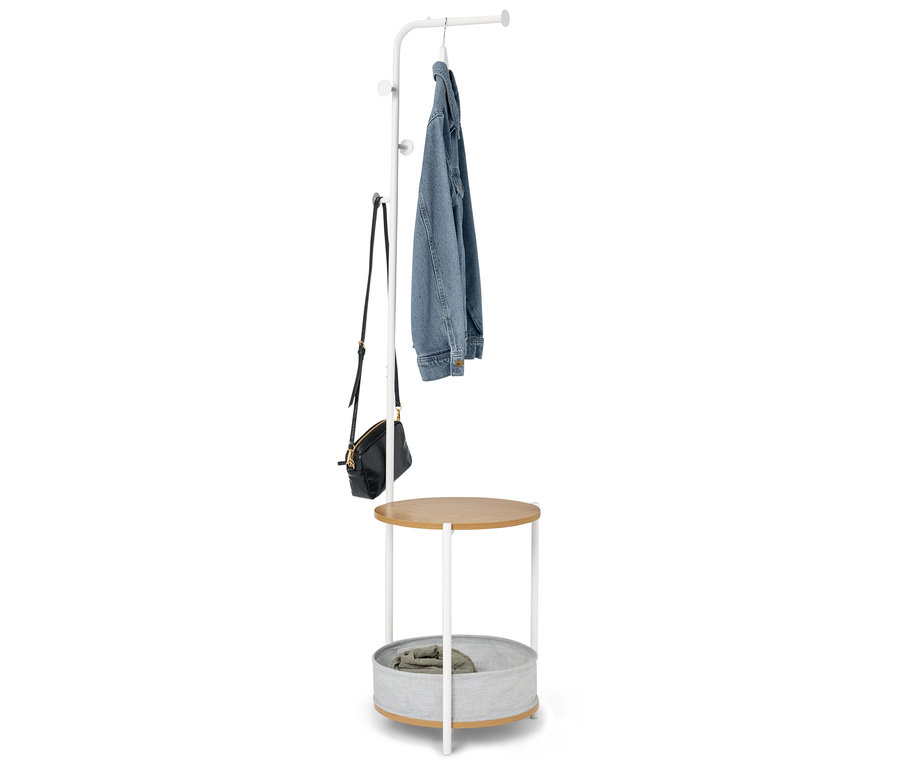 On voit un porte-manteau avec une veste en jean, un sac à main et un panier de rangement.