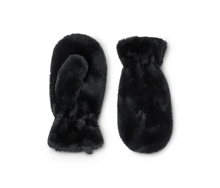 Deux moufles noires en fausse fourrure sont posées sur un fond blanc. La moufle gauche est inclinée, montrant le pouce, tandis que la moufle droite est à plat.