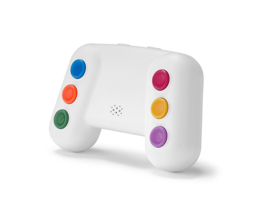 Gros plan sur un entraîneur de mémoire électronique avec des boutons colorés.