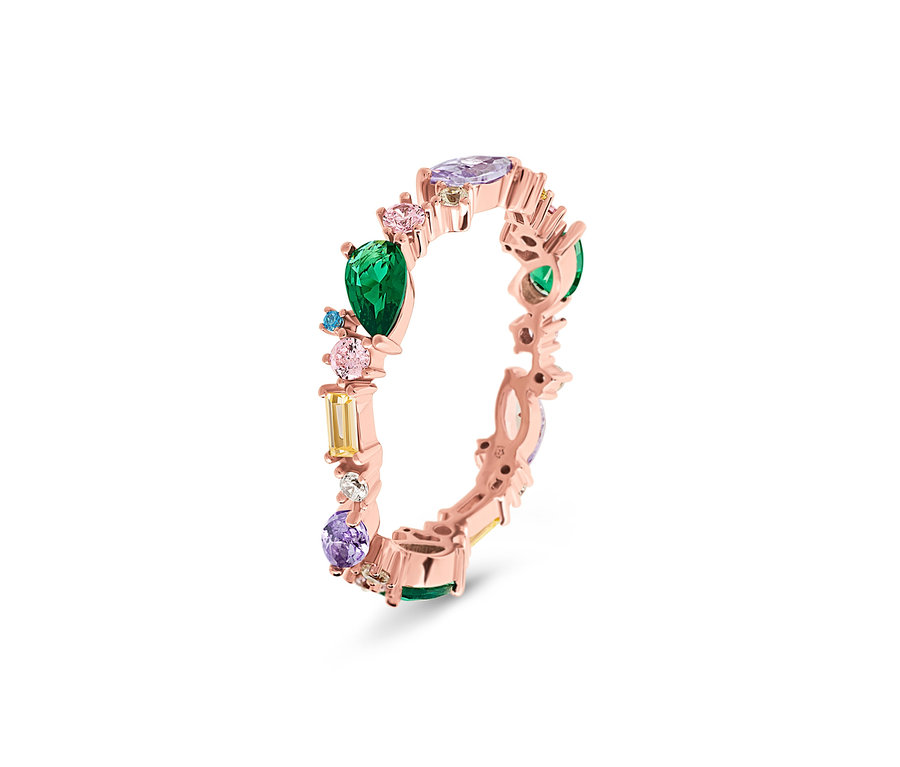 Vue détaillée d'une bague en or rose ornée de pierres précieuses colorées.