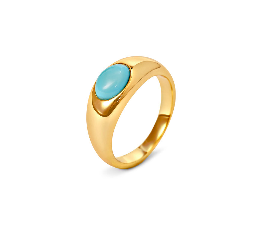 Vue détaillée d'une bague dorée avec une pierre turquoise.