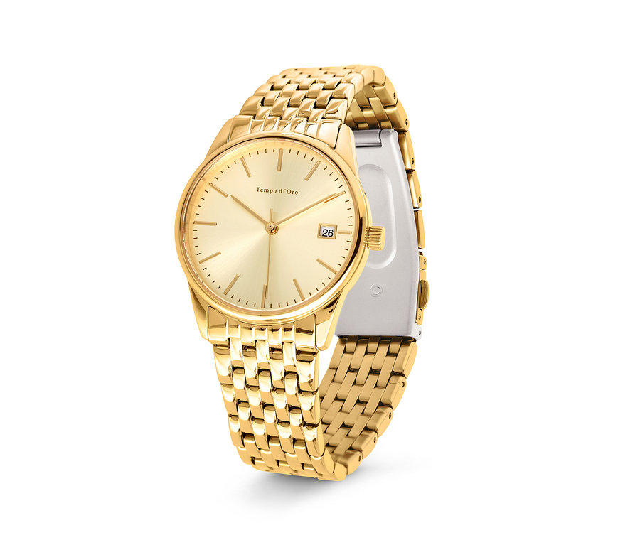 Gros plan d'une montre pour femme dorée.