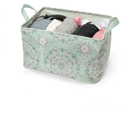 Une boîte de rangement pliable remplie de vêtements.