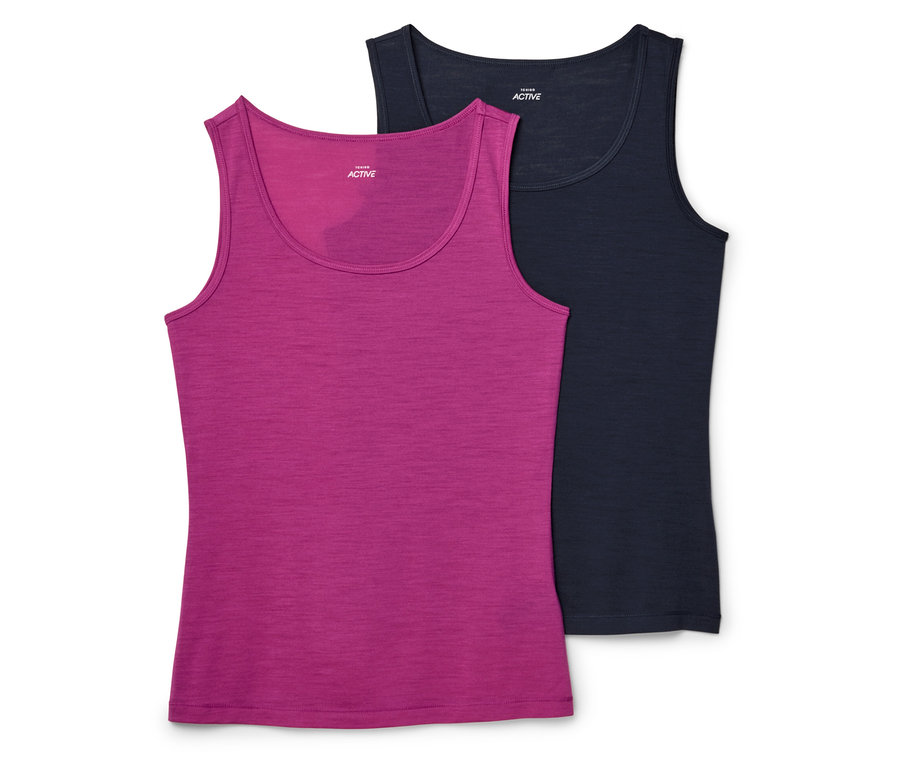 Deux débardeurs superposés, un rose et un bleu marine.