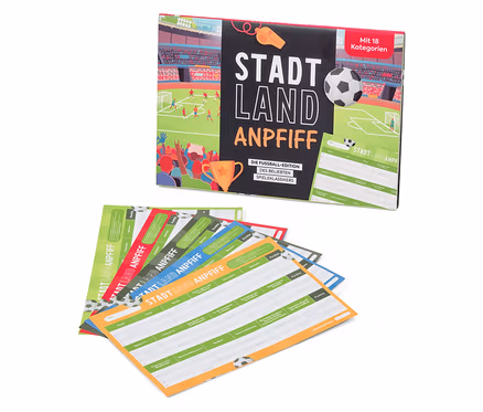 Bloc de jeu « Ville, Campagne, Challenge » (en allemand): Une boîte de jeu noire avec une illustration de stade de football, un ballon et un sifflet est posée à côté d'un éventail de feuilles de jeu colorées avec des catégories liées au football.