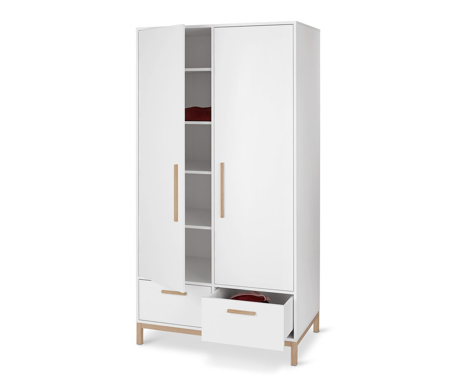 Armoire de chambre « Eklund » blanche partiellement ouverte avec tiroirs, étagères intérieures avec textile rouge.
