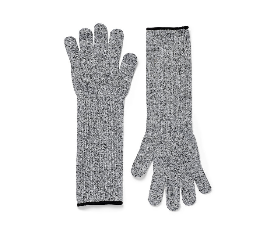 Deux gants de protection anti-coupures gris à manches longues sont posés sur un fond blanc.