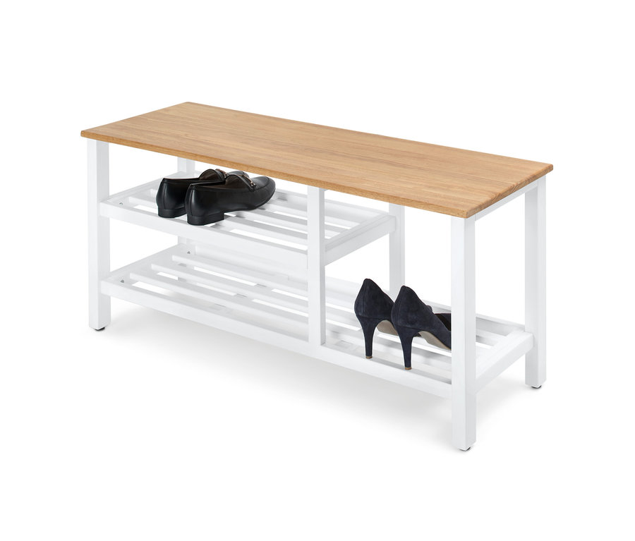 Banc à chaussures ouvert, bois massif. Des chaussures sont posées sur le banc à chaussures.