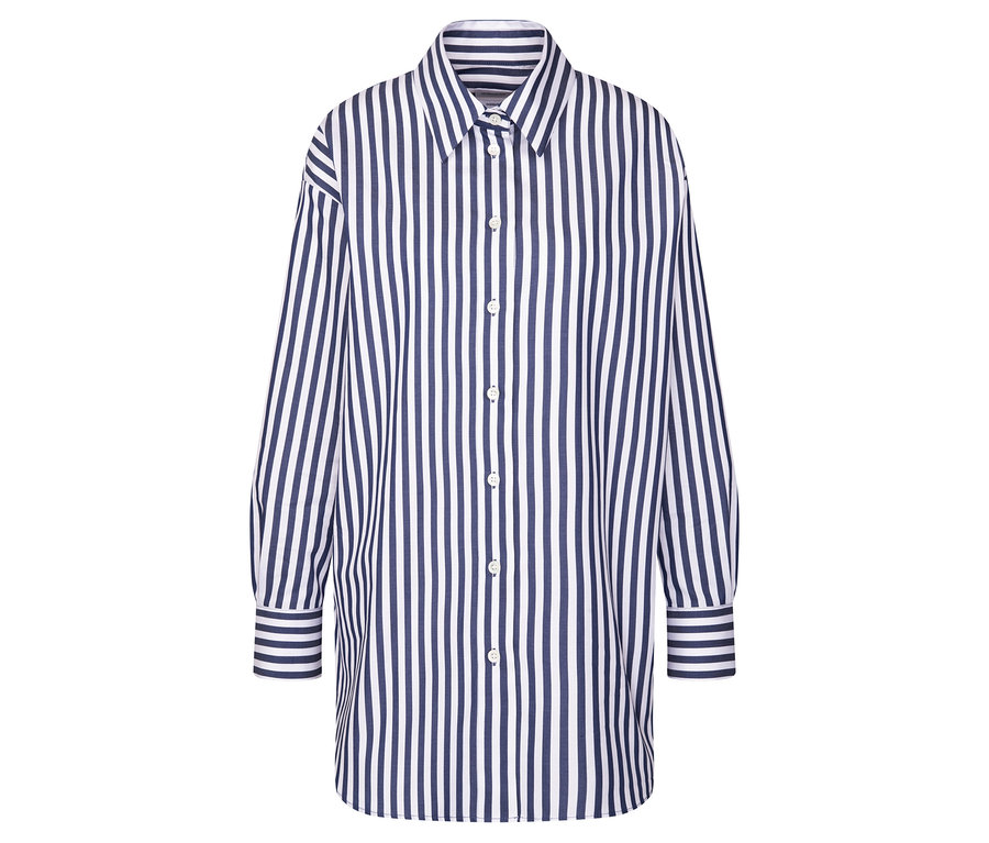 Chemise rayée bleu et blanc à manches longues et boutons.