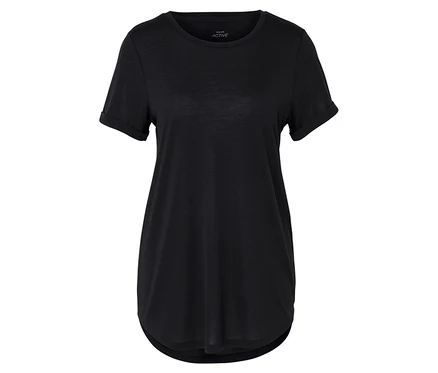 T-shirt noir à manches courtes.