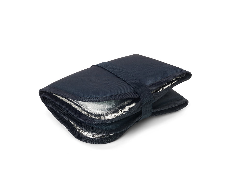 Un coussin d’assise thermique pliable bleu marine avec un intérieur argenté.