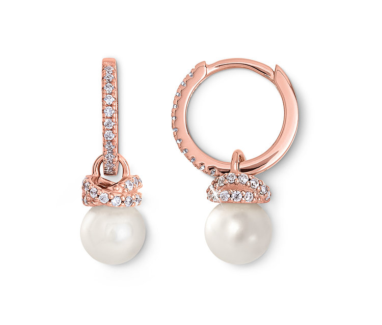 Deux boucles d'oreilles en or rose avec un design circulaire et une perle.