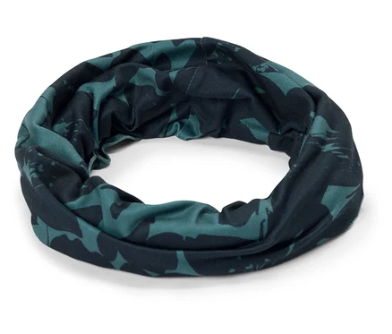 Un tour de cou vert et noir à motif floral est disposé en anneau sur un fond blanc.