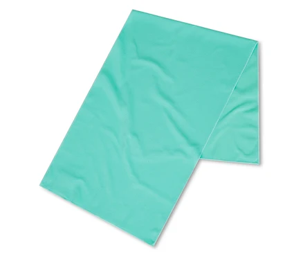 Une serviette rectangulaire turquoise clair est disposée en diagonale sur une surface blanche.
