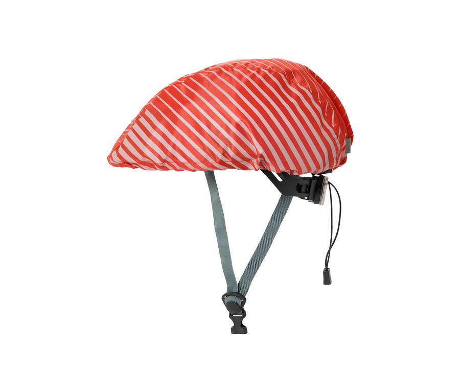 Une housse de pluie pour casque de vélo rayée orange et blanc est placée sur un casque de vélo.