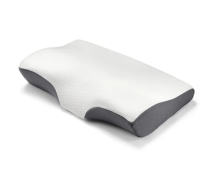Oreiller cervical sur fond blanc.
