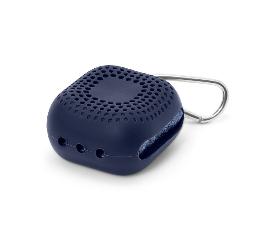 Un étui bleu pour linge de toilette d’extérieur avec un mousqueton.