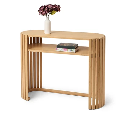 Table en bambou avec des fleurs dans un vase et des livres sur l'étagère.
