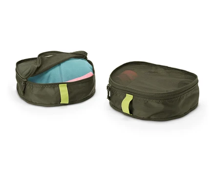 Deux organisateurs de voyage vert olive, un ouvert avec des vêtements à l'intérieur, l'autre fermé.