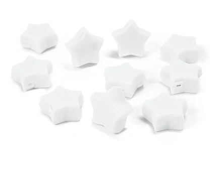 Dix perles blanches en forme d'étoile reposent sur une surface blanche.