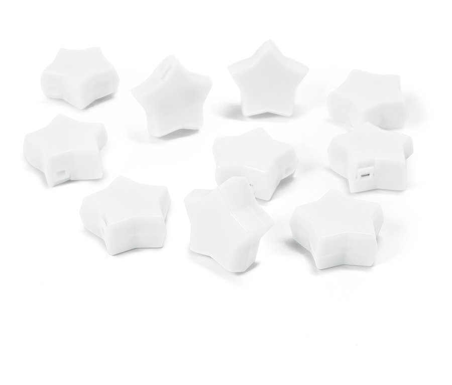 Dix perles blanches en forme d'étoile reposent sur une surface blanche.
